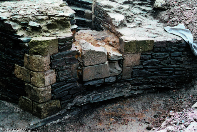 Elévation intérieure de la grande tour philippienne du château de Nantes (Loire-Atlantique), datée du début du XIIIe s., mise au jour lors de la surveillance de travaux entre août 2003 et août 2006.  A gauche, le piédroit de la porte donnant sur la cour basse. Au centre, la porte de l'escalier bouchée avec des blocs de remploi. L'appareil, constitué de dalles de schiste liées au mortier de chaux, est très soigné; les encadrements sont réalisés en calcaire dur.  