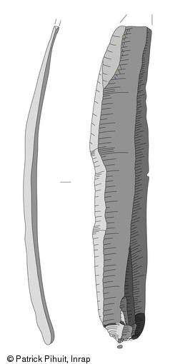 Dessin d'une grande lame de silex (L=11cm;l=2cm) retrouvée à Barbey (Seine-et-Marne), Néolithique ancien, VIe millénaire avant notre ère.  La régularité et les dimensions de la lame indiquent un savoir-faire supérieur aux productions courantes. Elle a probablement été réalisée par un tailleur spécialiste, peut-être itinérant.  Dessin publié dans le numéro 21 de la revue de l'Inrap <a class= rte-link-ext  href= http://www.inrap.fr/archeologie-preventive/Recherche-scientifique/Archeopages/Les-numeros/HS01-21-22-23-2008/Numero-21/Dossier-Limites-et-territoires/p-9439-Ter