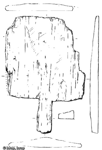 Dessin d'une pale monoxyle (L=20,5cm;h=20,5cm) munie d'un tenon axial de section rectangulaire (h=9cm), installée dans une mortaise de la jante de la roue, première moitié du Xe s., Thervay (Jura), 2007-2008.  Cette pale ne présente pas de différences majeures avec les pales d'époque romaine.  Photo publiée dans le numéro 23 de la revue de l'Inrap <a class= rte-link-ext  href= http://www.inrap.fr/archeologie-preventive/Recherche-scientifique/Archeopages/Les-numeros/HS01-21-22-23-2008/Numero-23/Dossier-Rives-et-riverains/p-9522-Implantation-monastique-et-amenagements-d