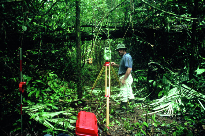 Relevé périmétrique du tracé d'un fossé sur le plateau de Yaou, Maripasoula (Guyane), 2006.  Les contraintes du milieu ont entravé considérablement la marge de manœuvre sur le terrain : l'étude topographique du site a donc été complétée par l'utilisation du LiDAR (envoi d'un laser par un avion et analyse de la partie réfléchie par les surfaces rencontrées par l'onde).   Photo publiée dans le numéro 23 de la revue de l'Inrap <a class= rte-link-ext  href= http://www.inrap.fr/archeologie-preventive/Recherche-scientifique/Archeopages/Les-numeros/HS01-21-22-23-2008/Numero-23/Pratiques/p