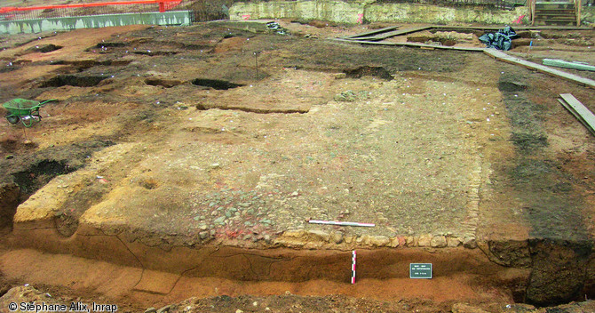 Voie secondaire construite à la fin du IIe s. de notre ère desservant un quartier situé à proximité immédiate de l'amphithéâtre de Metz (Moselle), 2006-2008.  Le quartier s'est développé autour de l'édifice de spectacles érigé entre les Ier et IIe s. de notre ère et qui se classe parmi les quatre plus grands de Gaule, avec une capacité estimé à 30 000 places. Photo publiée dans le numéro 24 de la revue de l'Inrap <a class= rte-link-ext  href= http://www.inrap.fr/archeologie-preventive/Recherche-sc