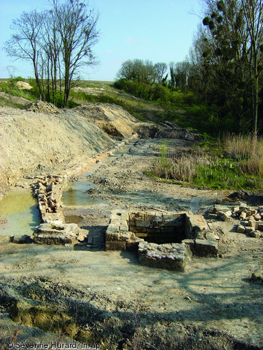 Bassin et système d'adduction d'eau du XVIIIe s. situés dans l'emprise d'un étang asséché au Moyen Âge, abbaye cistercienne de Maubuisson (Val-d'Oise), 2005.   Photo publiée dans le numéro 24 de la revue de l'Inrap Archéopages.