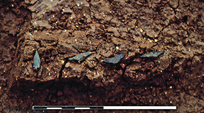 Armatures de flèches alignées datées de la fin du Mésolithique ancien, mises au jour à Ruffey-sur-Seille (Jura) en 1994-1995.  Cette disposition indique de quelle manière était armée la flèche : un tranchant latéral constitué de trois triangles isocèles effilés et une extrémité supportant une pointe à base naturelle.  Photo publiée dans le numéro 28 de la revue de l'Inrap <a class= rte-link-ext  href= http://www.inrap.fr/archeologie-preventive/Recherche-scientifique/Archeopages/Les-numeros/28-29-30-HS02-2010/Numero-28/Dossier-Chasses/p-11757-Chasser-au-Mesolithique.-L-apport-des