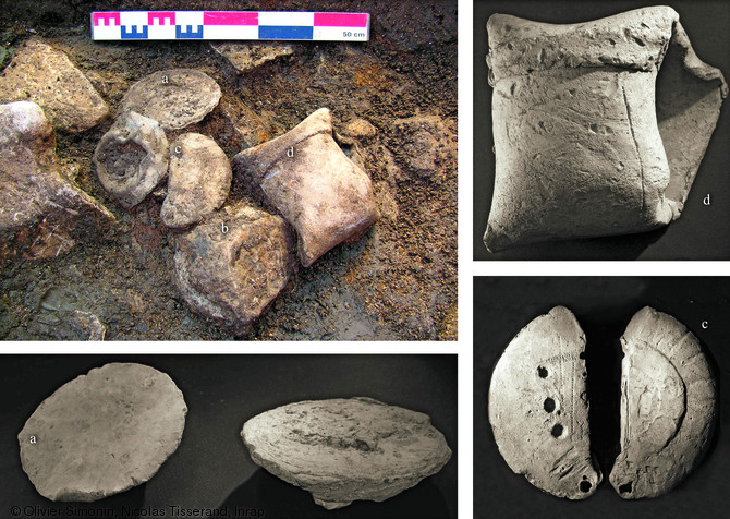 Éléments du dépôt d'objets en plomb mis au jour sur le site de la villa de Burgille (Doubs) entre 2004 et 2007.  Constitué à la fin du IVe s. de notre ère, le dépôt comprenait des lingots (a et b), des sections de canalisation (d) ainsi que de nombreux petits objets.  Photo publiée dans le numéro 29 de la revue de l'Inrap <a class= rte-link-ext  href= http://www.inrap.fr/archeologie-preventive/Recherche-scientifique/Archeopages/Les-numeros/28-29-30-HS02-2010/Numero-29/Dossier-Recyclage-et-remploi/p-11770-Recyclage-du-plomb-en-c