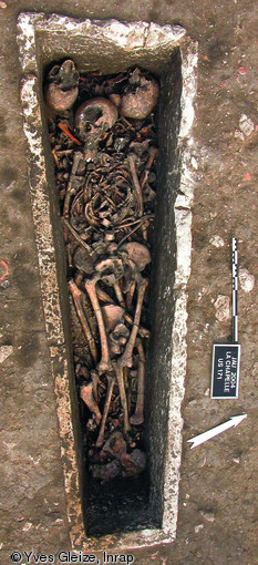 Sarcophage contenant plusieurs sépultures superposées, haut Moyen Âge, nécropole de Jau-Dignac et Loirac (Gironde), 2004.  Photo publiée dans le numéro 29 de la revue de l'Inrap Archéopages.