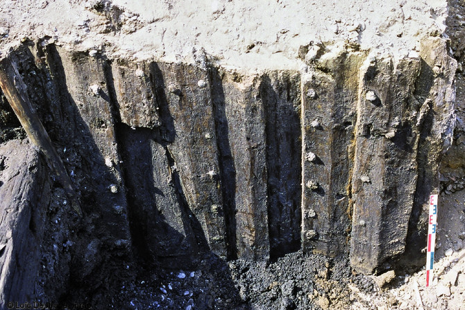 Arrière d'un panneau de soubassement bâti en 1281 formé de fragments de bordés de bateau montés à clin, Bordeaux, 2002-2003.  La datation a été établie par dendochronologie. Cette technique de construction atteste de la récupération des bois de bateaux, pratique très courante qui a donné naissance à une profession : déchireur.  Photo publiée dans le numéro 29 de la revue de l'Inrap <a class= rte-link-ext  href= http://www.inrap.fr/archeologie-preventive/Recherche-scientifique/Archeopages/Les-numeros/28-29-30-HS02-2010/Numero-29/Dossier-Recyclage-et-remploi/p-11774-Le-port-lieu-d