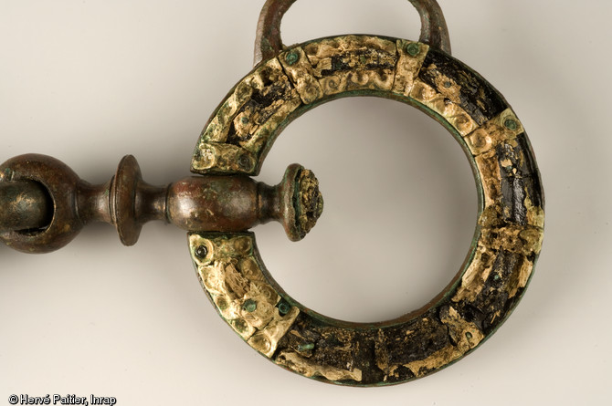 Détail d'un mors de cheval en bronze, décoré de corail. Découverte durant l'été 2006, la tombe d'Orval (Manche) est aujourd'hui un cas unique : la plus occidentale des « tombes à char » de la fin de La Tène ancienne jamais trouvée en Europe.