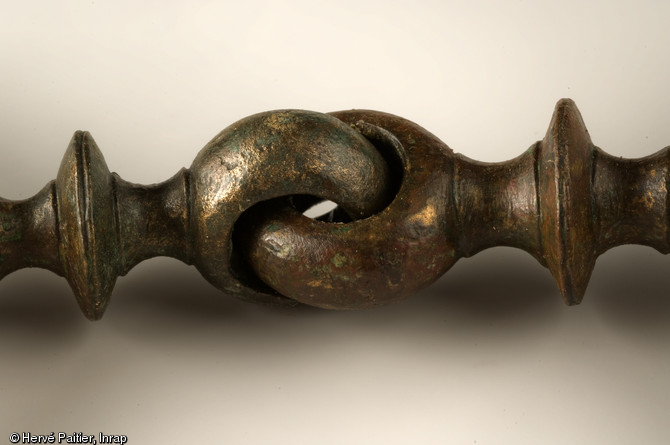 Détail d'un mors de cheval en bronze, décoré de corail. Découverte durant l'été 2006, la tombe d'Orval (Manche) est aujourd'hui un cas unique : la plus occidentale des « tombes à char » de la fin de La Tène ancienne jamais trouvée en Europe.