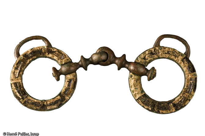 Détail d'un mors de cheval en bronze, décoré de corail. Découverte durant l'été 2006, la tombe d'Orval (Manche) est aujourd'hui un cas unique : la plus occidentale des « tombes à char » de la fin de La Tène ancienne jamais trouvée en Europe.
