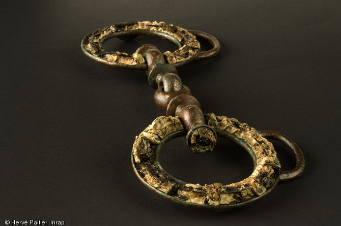 Détail d'un mors de cheval en bronze, décoré de corail. Découverte durant l'été 2006, la tombe d'Orval (Manche) est aujourd'hui un cas unique : la plus occidentale des « tombes à char » de la fin de La Tène ancienne jamais trouvée en Europe.