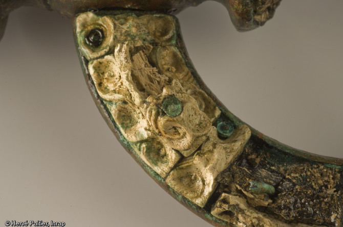 Détail d'un mors de cheval en bronze, décoré de corail. Découverte durant l'été 2006, la tombe d'Orval (Manche) est aujourd'hui un cas unique : la plus occidentale des « tombes à char » de la fin de La Tène ancienne jamais trouvée en Europe.