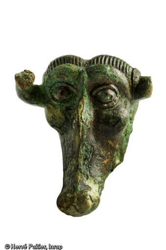 Visage zoomorphe en bronze Style « plastique », environ 300-250 avant notre ère. Découverte durant l'été 2006, la tombe d'Orval (Manche) est aujourd'hui un cas unique : la plus occidentale des « tombes à char » de la fin de La Tène ancienne jamais trouvée en Europe.