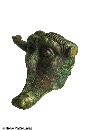 Visage zoomorphe en bronze Style « plastique », environ 300-250 avant notre ère. Découverte durant l'été 2006, la tombe d'Orval (Manche) est aujourd'hui un cas unique : la plus occidentale des « tombes à char » de la fin de La Tène ancienne jamais trouvée en Europe.