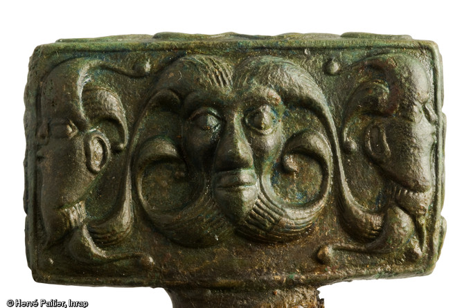 Tête de clavette de char en bronze appartenant au style « plastique », environ 300-250 avant notre ère. Découverte durant l'été 2006, la tombe d'Orval (Manche) est aujourd'hui un cas unique puisqu'elle est la plus occidentale des « tombes à char » de la fin de La Tène ancienne jamais trouvée en Europe.  