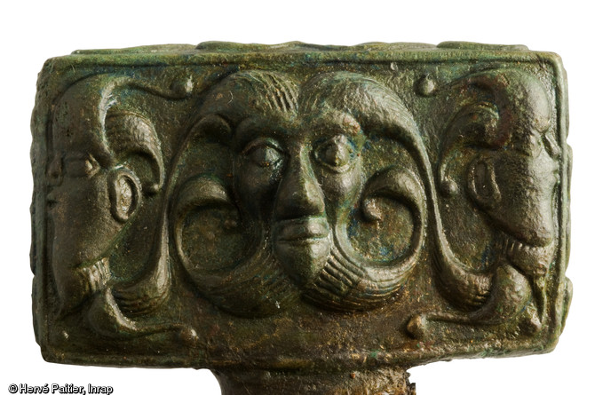 Tête de clavette de char en bronze appartenant au style « plastique », environ 300-250 avant notre ère. Découverte durant l'été 2006, la tombe d'Orval (Manche) est aujourd'hui un cas unique puisqu'elle est la plus occidentale des « tombes à char » de la fin de La Tène ancienne jamais trouvée en Europe.