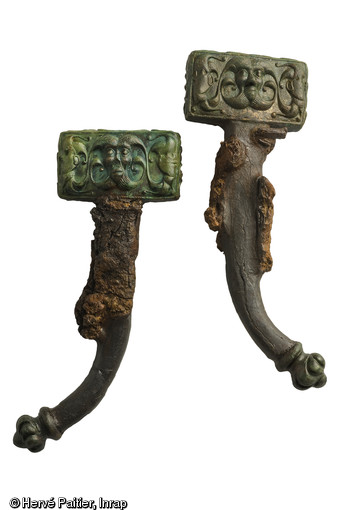 Tête de clavette de char en bronze. Style « plastique », environ 300-250 avant notre ère.Découverte durant l'été 2006, la tombe d'Orval (Manche) est aujourd'hui un cas unique : la plus occidentale des « tombes à char » de la fin de La Tène ancienne jamais trouvée en Europe.