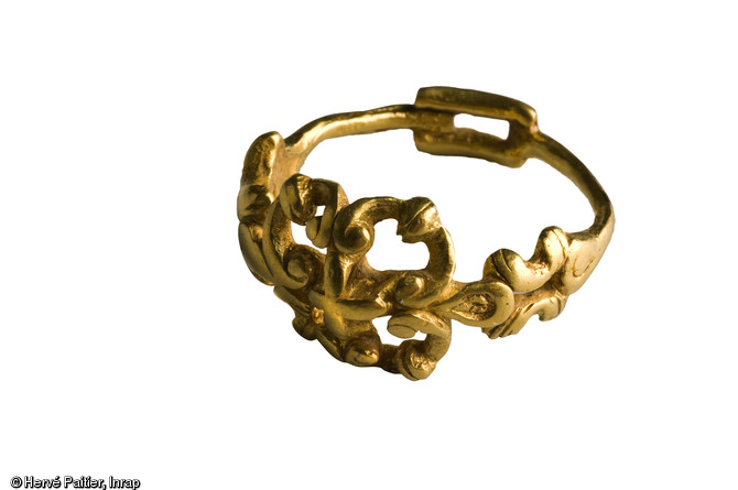 Bague en or. Découverte durant l'été 2006, la tombe d'Orval (Manche) est aujourd'hui un cas unique : la plus occidentale des « tombes à char » de la fin de La Tène ancienne jamais trouvée en Europe.