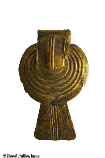 Fibule en bronze.Découverte durant l'été 2006, la tombe d'Orval (Manche) est aujourd'hui un cas unique : la plus occidentale des « tombes à char » de la fin de La Tène ancienne jamais trouvée en Europe.
