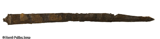 Epée en fer. Découverte durant l'été 2006, la tombe d'Orval (Manche) est aujourd'hui un cas unique : la plus occidentale des « tombes à char » de la fin de La Tène ancienne jamais trouvée en Europe.