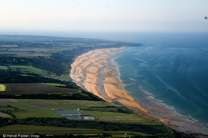 Le survol du littoral du Calvados et de ses estuaires a permis de repérer des traces archéologiques comme les anciennes pêcheries médiévales, ici Omaha-beach, plage du débarquement américain. 