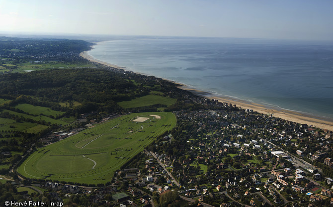 Le survol du littoral du Calvados et de ses estuaires a permis de repérer des traces archéologiques comme les anciennes pêcheries médiévales. 