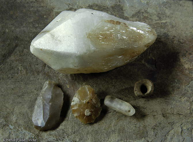 La mise au jour d’un cairn lors d’un diagnostic mené en 2005 par S. Sicard (Inrap) a motivé la mise en place d’une fouille.   À l’issue d’un décapage d’environ 2 000 m² sur le pourtour du monument, la fouille s’est recentrée sur le cairn.   Dans la mesure où le monument se trouvait en limite du projet, il n’a pu être étudié que partiellement.