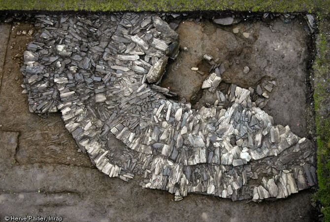 La mise au jour d’un cairn lors d’un diagnostic mené en 2005 par S. Sicard (Inrap) a motivé la mise en place d’une fouille.   À l’issue d’un décapage d’environ 2 000 m² sur le pourtour du monument, la fouille s’est recentrée sur le cairn.   Dans la mesure où le monument se trouvait en limite du projet, il n’a pu être étudié que partiellement.