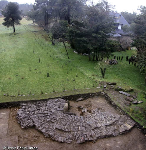 La mise au jour d’un cairn lors d’un diagnostic mené en 2005 par S. Sicard (Inrap) a motivé la mise en place d’une fouille.   À l’issue d’un décapage d’environ 2 000 m² sur le pourtour du monument, la fouille s’est recentrée sur le cairn.   Dans la mesure où le monument se trouvait en limite du projet, il n’a pu être étudié que partiellement.