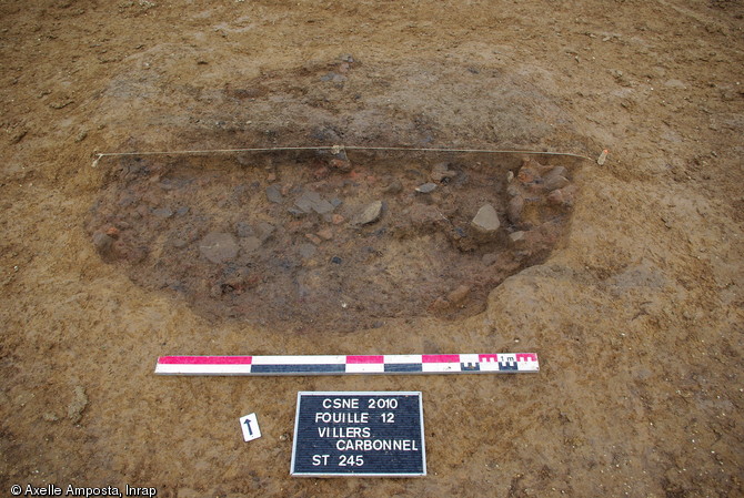 Vue du four ayant livré la statuette, vers 4000 avant notre ère, Villers-Carbonnel (Somme), 2010.  La voûte de terre du four s'est effondrée, préservant ainsi les fragments de la statuette. 