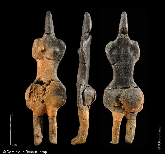 La dame de Villers-Carbonnel (Somme), vers 4000 avant notre ère, mise au jour en 2010.  Modelée à partir d'une plaque d'argile rectangulaire, la statuette mesure 21 cm. Le caractère exceptionnel de cet objet tient à la fois à son intégrité et à la rareté des figurations féminines au Néolithique moyen. 