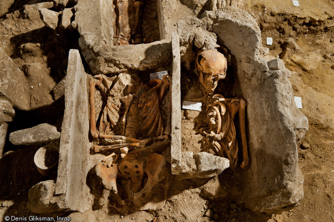 Recoupement et réemploi de sarcophages pour des inhumations postérieures, église Saint-Pierre et Saint-Paul à Gonesse (Val-d'Oise), 2011.  La majorité des inhumations est à dater des XIIIe et XIVe s. 