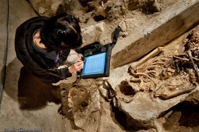 Enregistrement des observations taphonomiques et anthropologiques sur tablette numérique, église Saint-Pierre et Saint-Paul à Gonesse (Val-d'Oise), 2011.