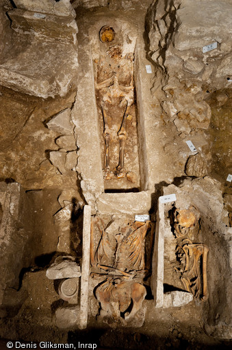 Trois sépultures médiévales dans la partie ouest du chœur, église Saint-Pierre et Saint-Paul à Gonesse (Val-d'oise), 2011.  Jusqu'à cinq niveaux de sépultures ont été dégagés : les ossements présentent un bon état de conservation. 