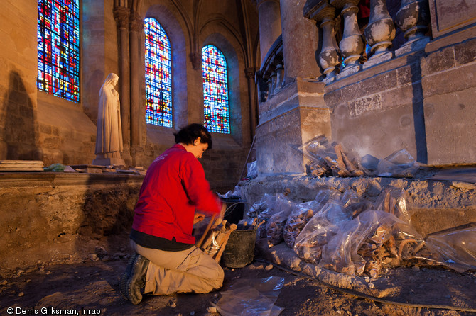 Intervention d'une anthropologue dans le déambulatoire nord de l'église Saint-Pierre et Saint-Paul à Gonesse (Val-d'Oise), 2011.