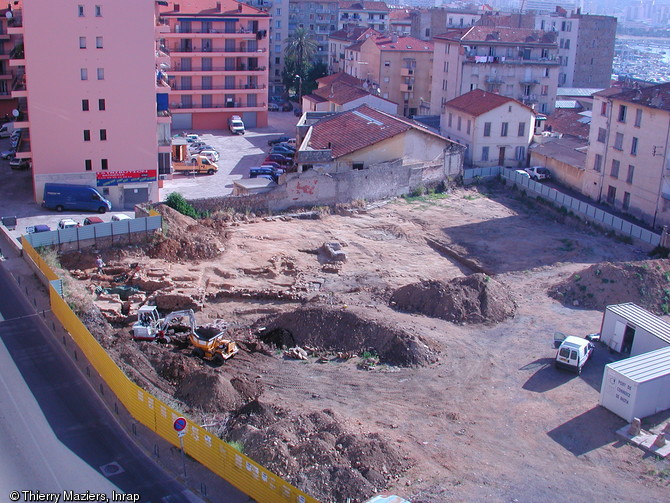 Vue générale du site de l'Espace Alban à Ajaccio (Corse-du-Sud), 2005.La fouille a porté sur une superficie d'environ 1000 m2, mettant au jour une partie du groupe cathédral paléochrétien.