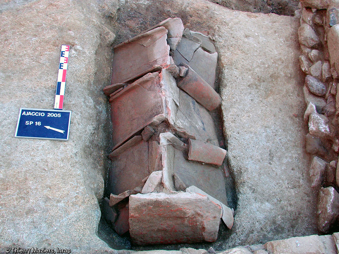 Sépulture romaine aménagée avec des tuiles (tegulae) en battière, certaines portant une inscription, Ajaccio (Corse-du-Sud), 2005. D'autres sépultures antiques, dont un sarcophage du IIIe s., avaient déjà été exhumées sur le site.