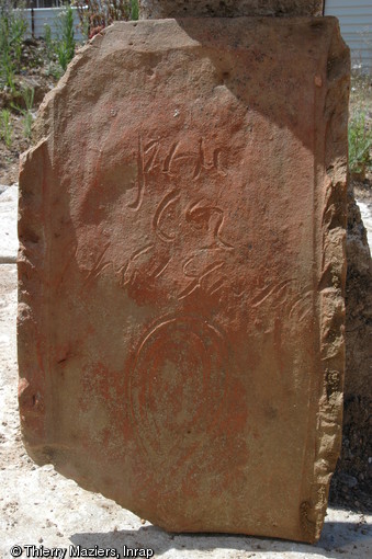 Tuile romaine inscrite ayant servie à l'aménagement d'une tombe, Ajaccio (Corse-du-Sud), 2005.
