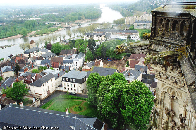 Vue de la fouille (au centre de la photo, à 150m de la Loire) du 12 rue Saint-Genest à Nevers (Nièvre) depuis le clocher de la cathédrale, 2004.