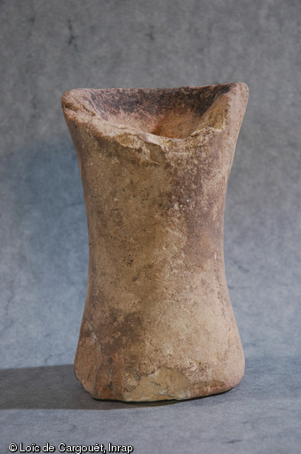 Lampe à huile cylindrique en pierre datée du XIe s., mise au jour à Nevers (Nièvre) en 2004.
