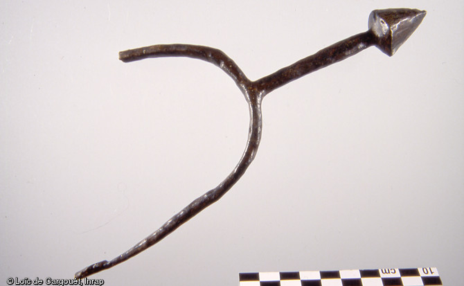 Éperon à branches droites (l'une est cassée) et à pointe pyramidale daté du XIIe s., mis au jour à Nevers (Nièvre) en 2004.