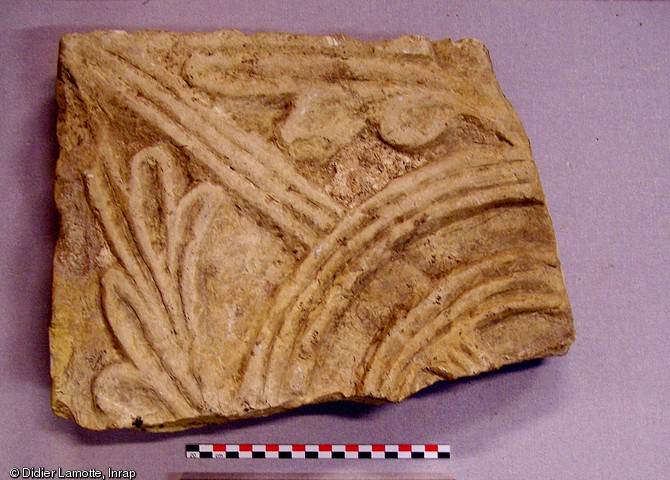 Fragment d'une dalle funéraire en pierre sculptée datée du IXe s. exhumé à Nevers (Nièvre) en 2004.