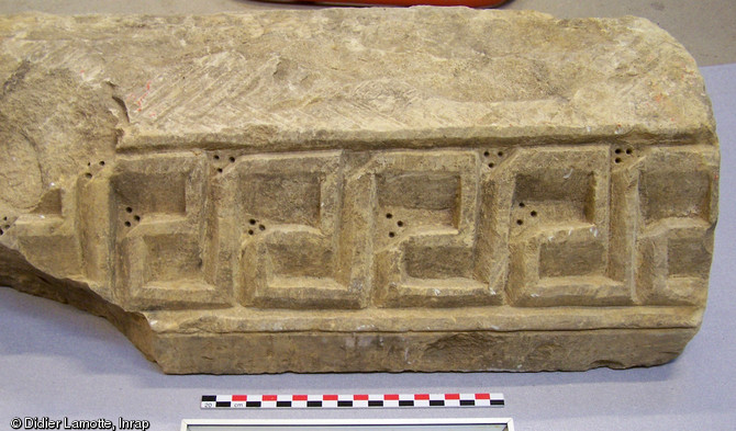 Fragment de corniche en pierre sculptée du XIIe s. mis au jour à Nevers (Nièvre) en 2004.