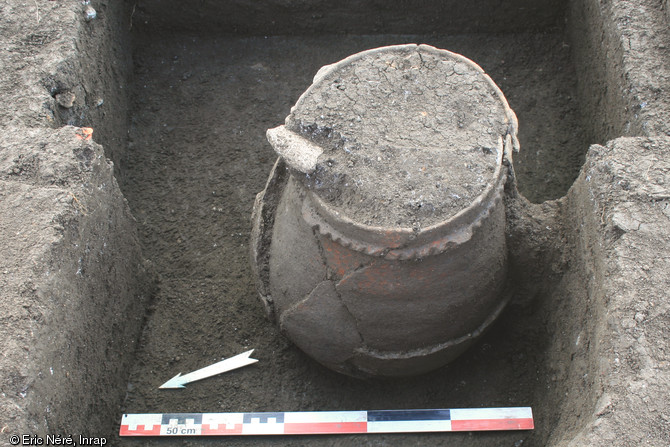 Vase entier enterré daté du Bronze moyen (1600-1500 avant notre ère) avant son prélèvement, Cournon-d'Auvergne (Puy-de-Dôme), 2011.  L’étude de son contenu montrera s’il a servi à stocker des denrées ou s’il renferme les restes d’un enfant.