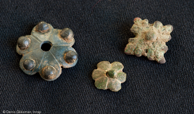Trois paillettes à motifs floraux (éléments de ceinture), XIVe s., Saint-Martin-du-Mont (Côte-d'Or), 2011.