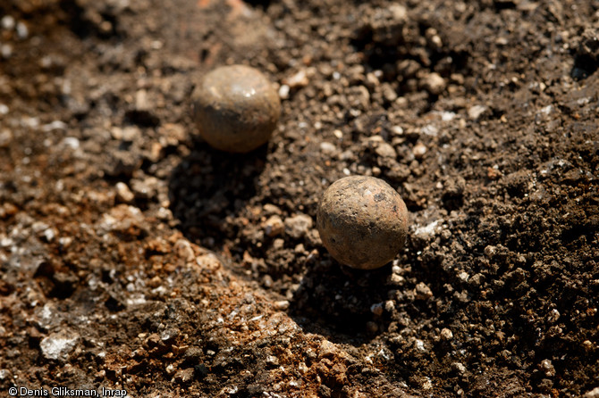 Deux billes en céramique avec des traces de glaçure verte, XIVe s., Saint-Martin-du-Mont (Côte-d'Or), 2011.