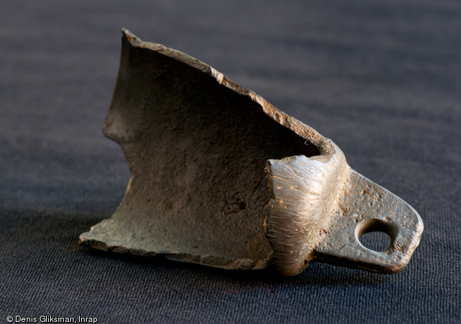 Clochette moulée en bronze blanc, maison du négociant en laine bourguignon Huguenin Jacquin, XIVe s., Saint-Martin-du-Mont (Côte-d'Or), 2011.