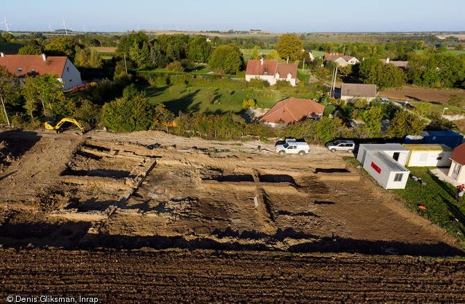 Vue verticale prise depuis l'est du site, Saint-Martin-du-Mont (Côte-d'Or), 2011.  Les fouilles ont révélé une grande demeure en pierre à toiture en laves, des lauzes calcaires caractéristiques de l’habitat vernaculaire des plateaux bourguignons. 