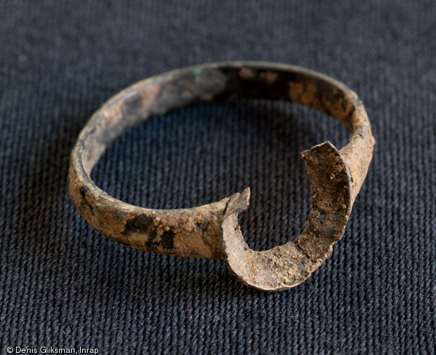 Petite bague en argent, XIVe s., maison d'Huguenin Jacquin, Saint-Martin-du-Mont (Côte-d'Or), 2011.  Le sertissage du chaton a disparu. 