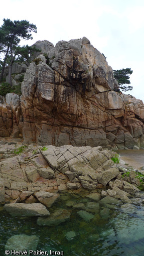 Goaréva (île de Bréhat).  L'occupation du paléolithique moyen se trouve sur un filon de dolérite érodé au pied de la falaise. 