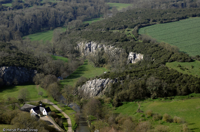 vallée de l'Erve (Mayenne).Les grottes s'ouvrant sur les flancs des falaises du canyon de Saulges abritent des habitats du paléolithique supérieur uniques dans l'Ouest de la France.